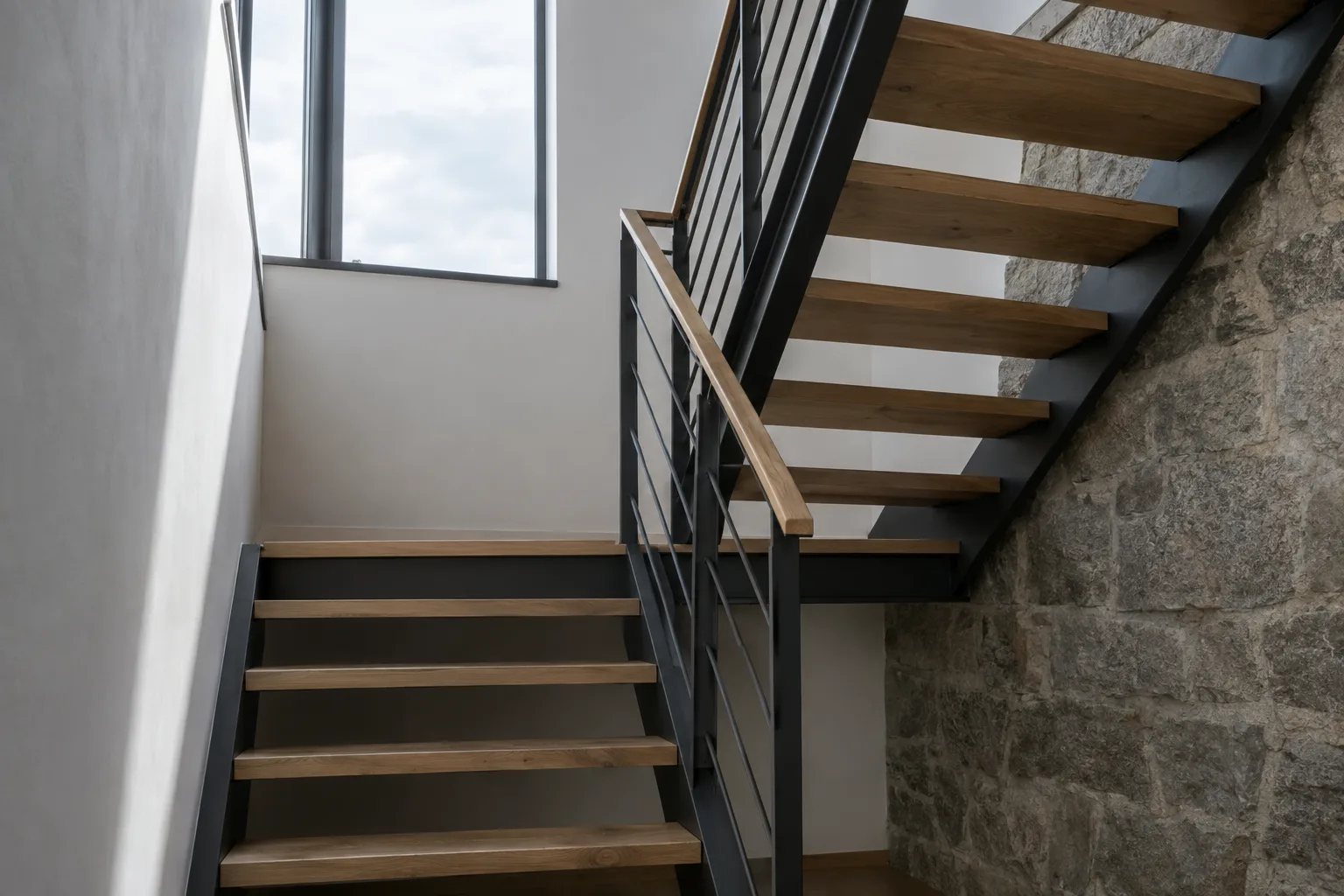 Descanso intermedio de una escalera metálica visto desde abajo